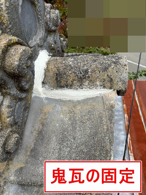 山梨市で崩壊した棟瓦の積み直し工事（シルガード使用）を行う様子