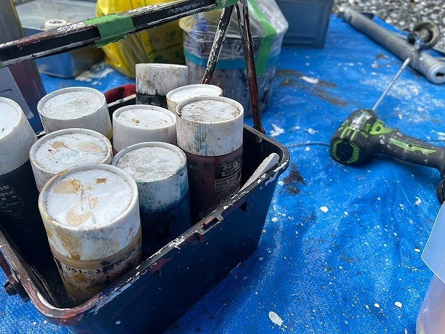 西八代郡市川三郷町でサイディング外壁の傷にリペア（補修）を行う様子