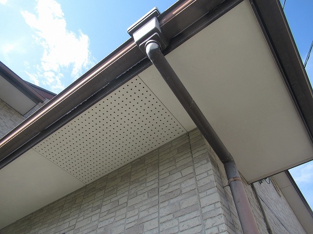 西八代郡市川三郷町でケンエースG-Ⅱを使用して軒天塗装する様子（ローラー・刷毛）