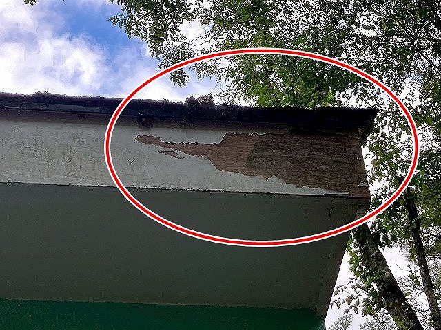 南都留郡鳴沢村で木製（木材）の破風・鼻隠しが剥がれている様子