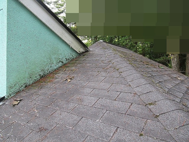 南都留郡鳴沢村でアスファルトシングル屋根にカバー工法を行う様子（ルーフィング設置）