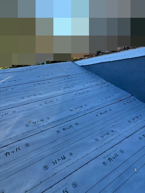 南都留郡鳴沢村でアスファルトシングル屋根から横葺きSGL（ニクスカラープロ）にカバー工法を行う様子