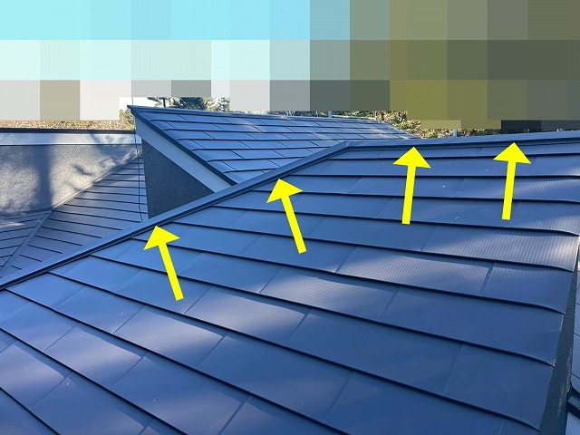 南都留郡鳴沢村で屋根カバー工法の際に板金を設置する様子（片流れ・寄棟・切妻の複合屋根）