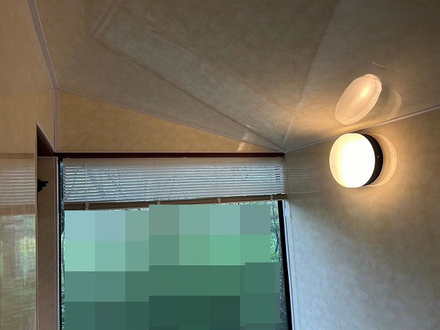 八ヶ岳高原海の口自然郷の別荘で天井を透明板パネルに交換した浴室