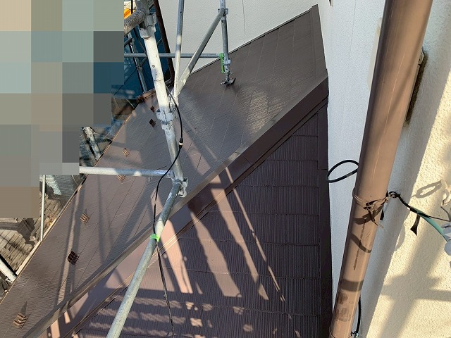 南アルプス市で下屋根に中塗り・上塗り（ファインパーフェクトベスト）を行う様子