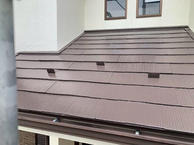南アルプス市でスレート屋根（コロニアル屋根）の塗装ビフォーアフター