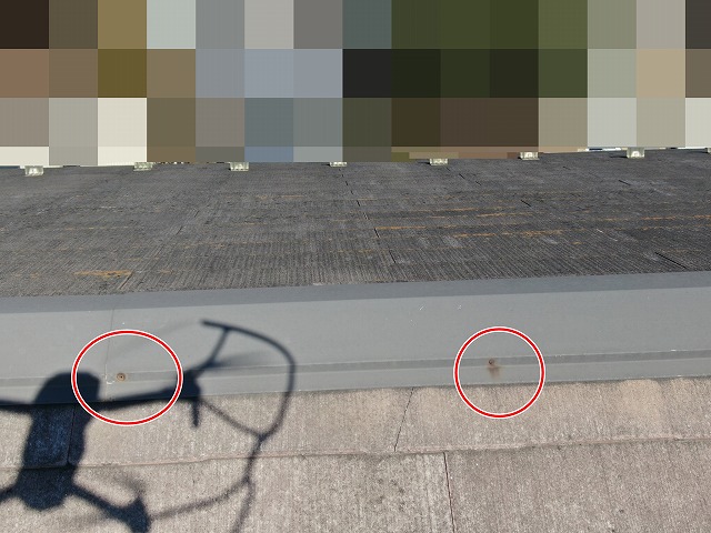 甲府市でスレート（コロニアル）屋根の調査で板金の釘錆び・抜けを確認する様子