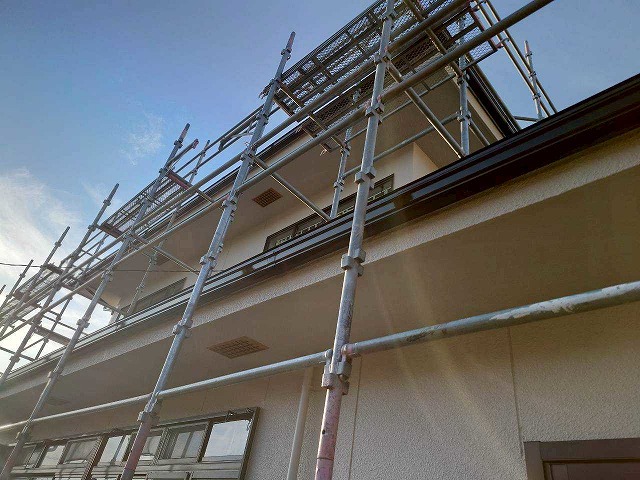 笛吹市で色あせた雨樋（軒樋）に高圧洗浄・目粗し・シリコン塗装を行い、経年劣化を予防する様子