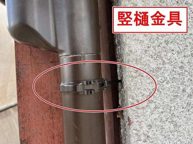 南アルプス市で竪樋を外壁に固定する様子（竪樋金具）