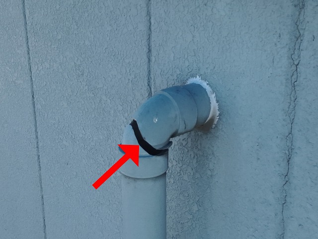 甲斐市で竪樋のエルボ（L字ジョイント）が割れている様子