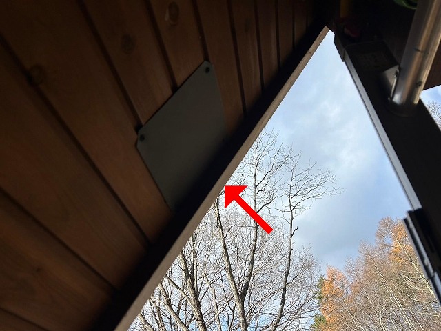 北杜市でキツツキ穴の開いた軒天を板金補修した写真