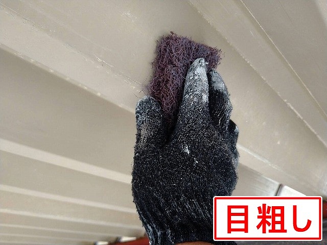 富士吉田市でカーポート折板屋根の裏側に目粗しを行う様子