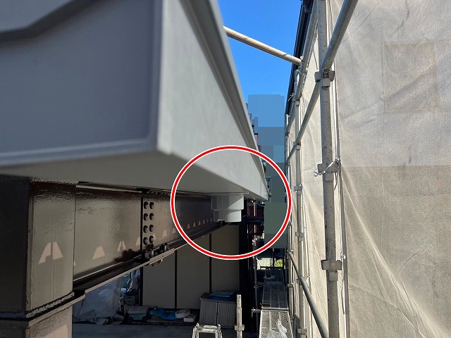 富士吉田市で軒樋の排水穴にドレンを設置する様子