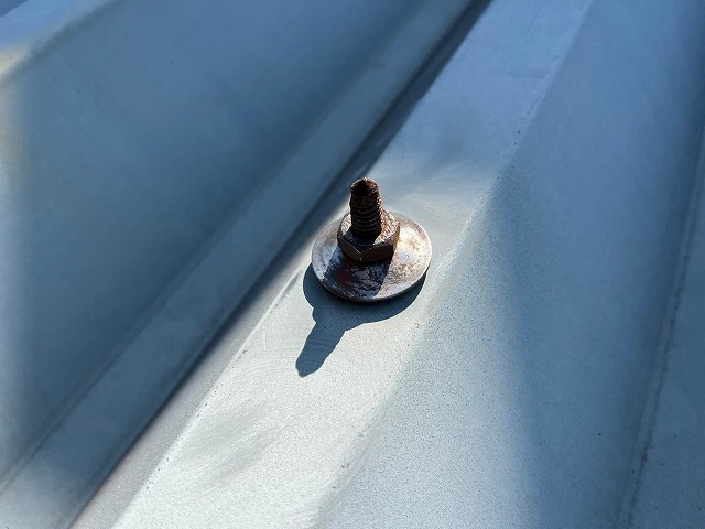 富士吉田市で折板屋根・ボルトの研磨（ケレン作業・目粗し）のビフォーアフター