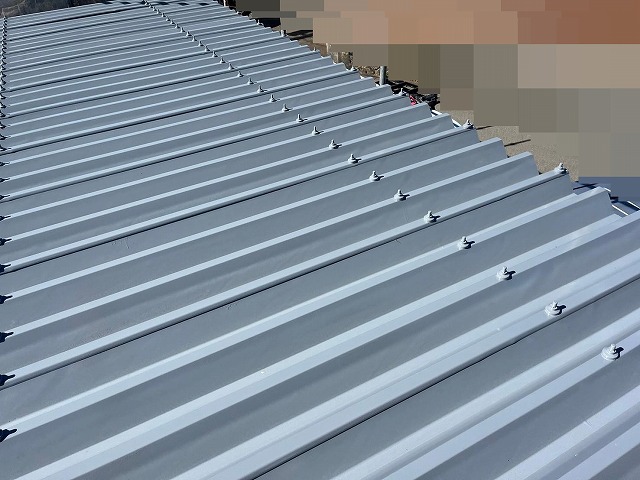 富士吉田市でカーポート折板屋根の塗装ビフォーアフター