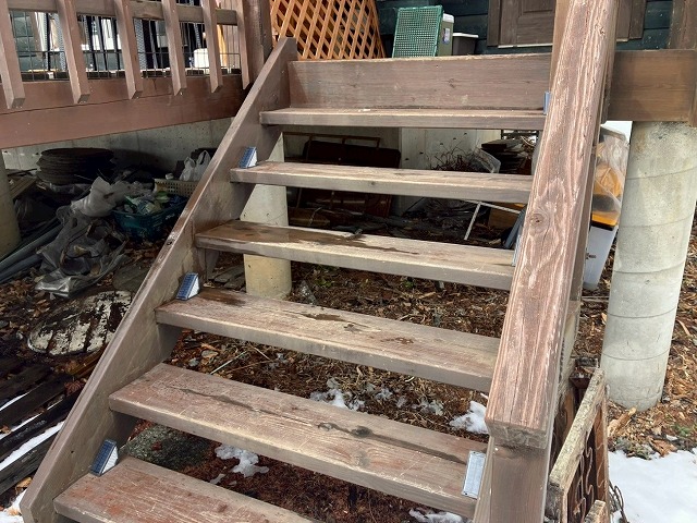 北杜市で別荘にある外階段の塗膜が褪せて変色する様子