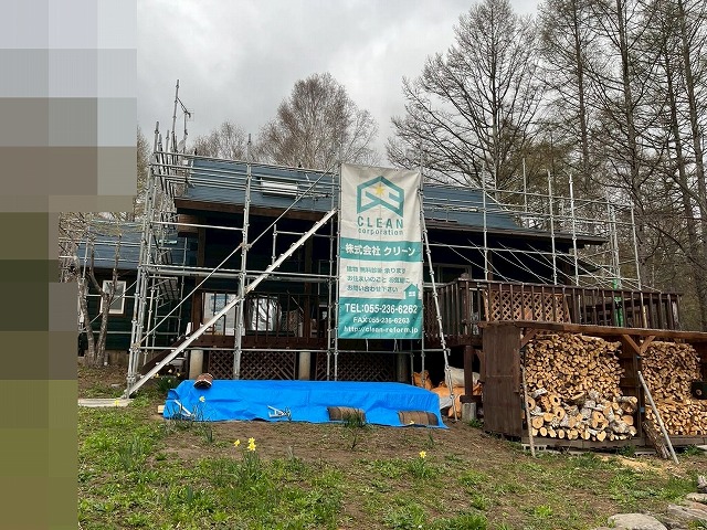 北杜市で足場仮設・カバー工法で防水シート設置後の別荘外観