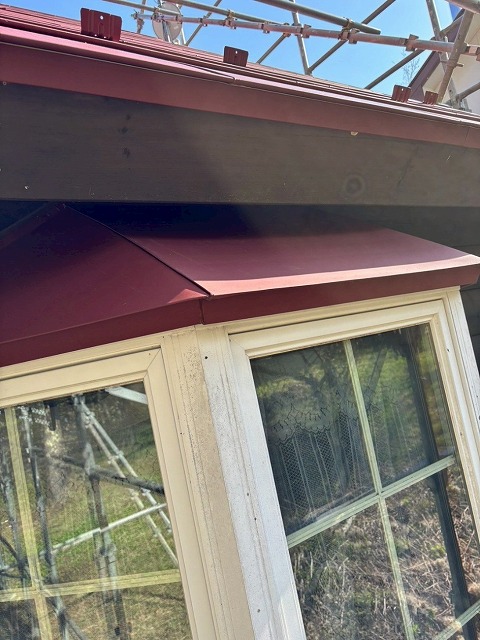 北杜市で出窓上部をSGL鋼板にカバー工法する様子