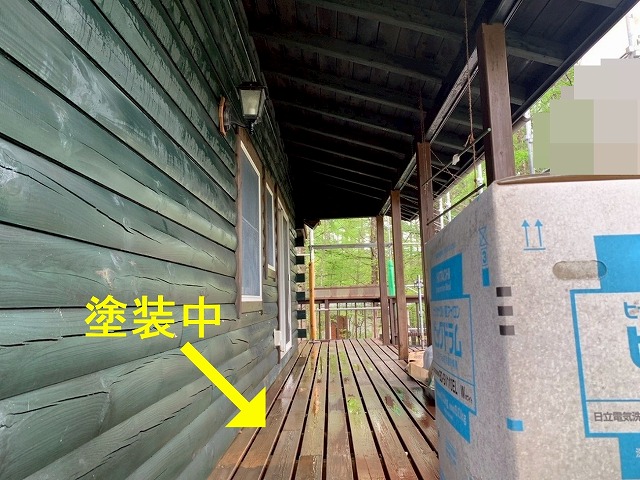 北杜市でログハウスの木部（ウッドデッキ）塗装ビフォーアフター（キシラデコールで塗装）
