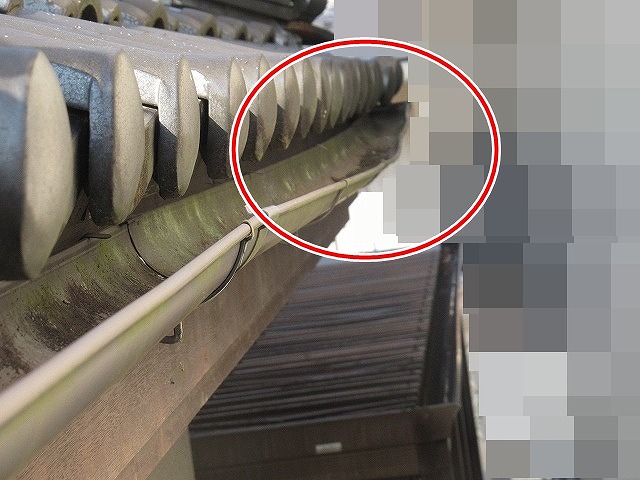 甲府市でドローン調査の際に確認された歪んだ雨樋