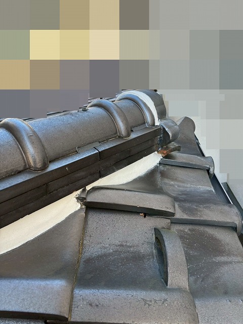 甲府市で瓦屋根（下屋根）の漆喰詰め直し工事を行う様子