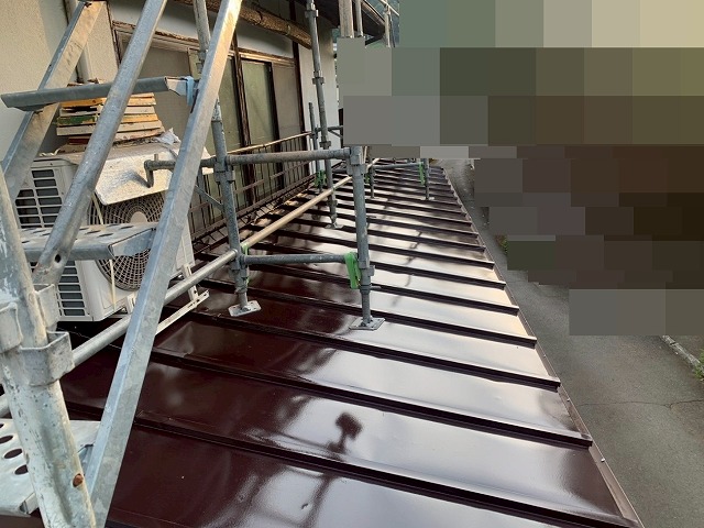 大月市で瓦棒葺きトタン屋根にシリコンルーフⅡを塗装する様子