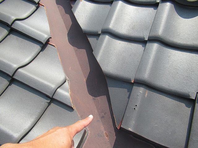 甲府市で瓦屋根にある谷板金（谷樋）に錆が発生している様子