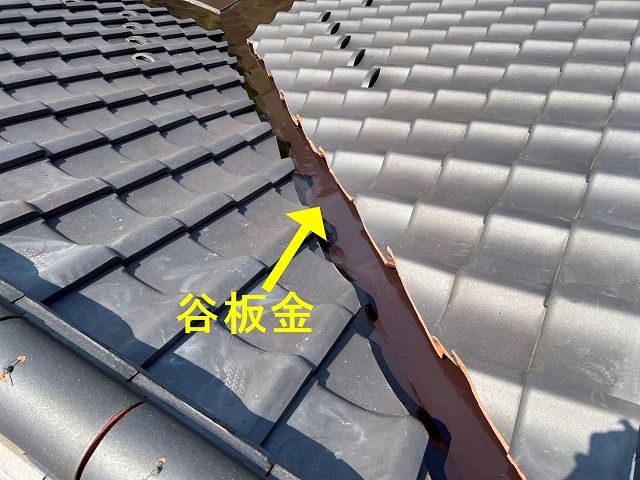 甲府市で谷板金塗装の際に中塗り・上塗りでシリコン塗料を塗装する様子