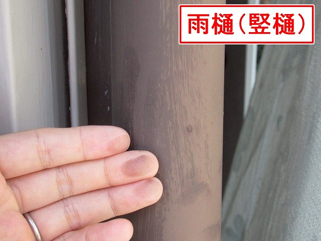 大月市で雨樋（竪樋）にチョーキング現象が起こっている様子
