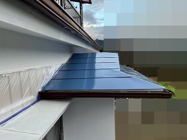 大月市で金属屋根（トタン屋根）にサーモアイSiを使用して上塗りを行う様子