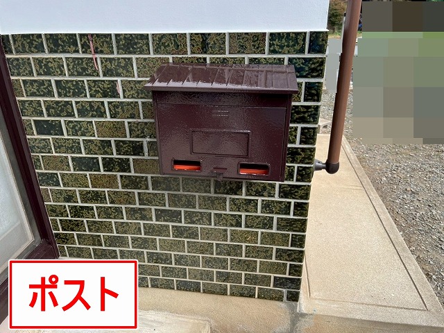 大月市で木部塗装の際に、その他付帯部も同時に塗装する様子（郵便ポスト・メールボックス）