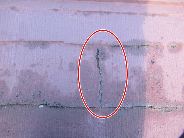 都留市でスレート屋根にひび割れが起こっている様子