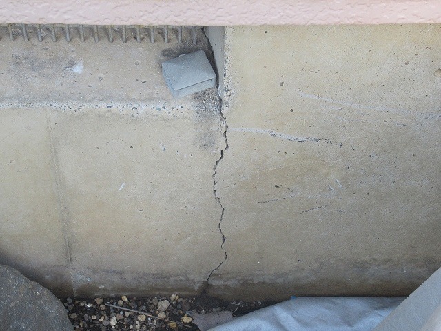 都留市で基礎にひび割れが起こっている写真