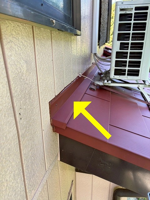 都留市で外壁と下屋根の継ぎ目に雨押え板金を設置する様子