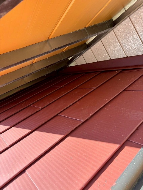 都留市でベランダ（バルコニー）の床材を交換する様子