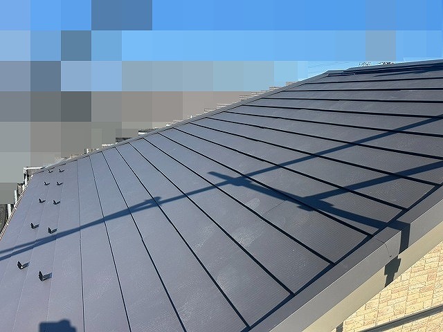 西八代郡市川三郷町でスレート屋根からSGL鋼板（ニクスカラープロ）に葺き替え工事を行う様子