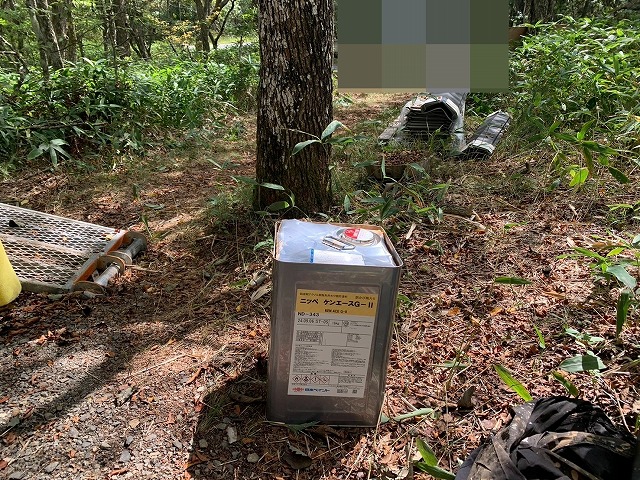 八ヶ岳高原海の口自然郷の別荘で床下ケイカル板塗装で使用した塗料（ケンエース）