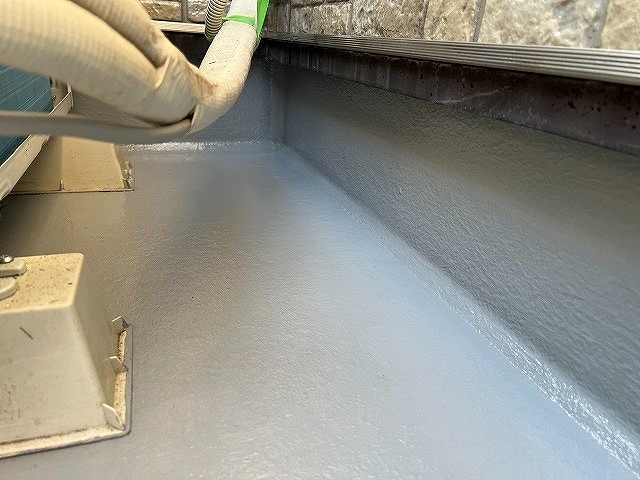 西八代郡市川三郷町でベランダ防水（バルコニー防水）にトップコートを塗布する様子