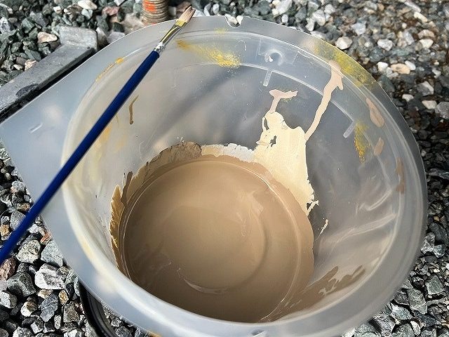 西八代郡市川三郷町でサイディング外壁の傷にリペア（補修）を行う様子