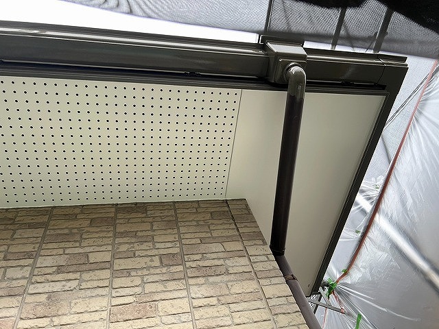 西八代郡市川三郷町でケンエースG-Ⅱを使用して軒天塗装する様子（ローラー・刷毛）