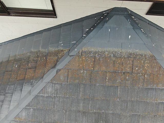 中巨摩郡昭和町で色あせ・苔や藻の繁殖したコロニアル屋根（スレート屋根）の下屋根