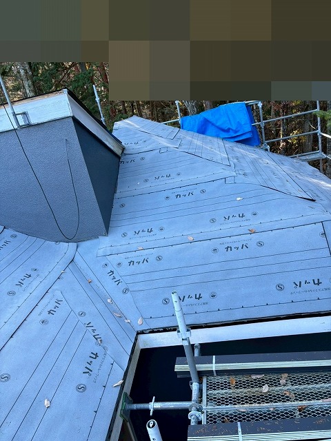 南都留郡鳴沢村でアスファルトシングル屋根にカバー工法を行う様子（ルーフィング設置）