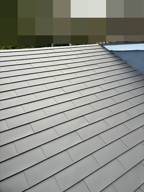 南都留郡鳴沢村でアスファルトシングル屋根から横葺きSGL（ニクスカラープロ）にカバー工法を行う様子