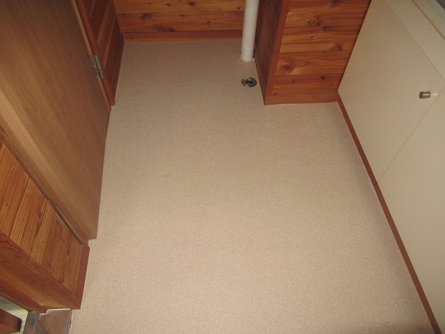 八ヶ岳高原海の口自然郷の別荘で床にCF上張り後の洗面室