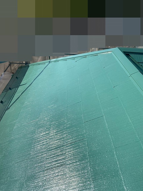 甲府市でスレート屋根にファインパーフェクトベストを塗装する様子（上塗り）