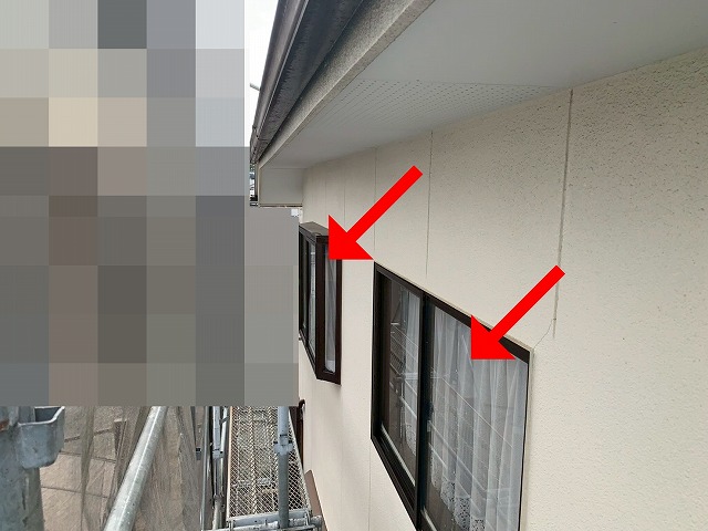 南アルプス市で付帯部（窓ガラス）に高圧洗浄を行う様子