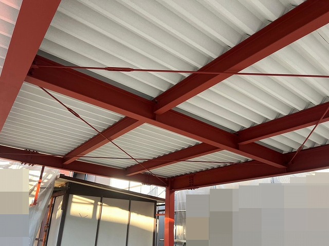 富士吉田市でカーポートの支柱に下塗り（錆止め）を行う様子