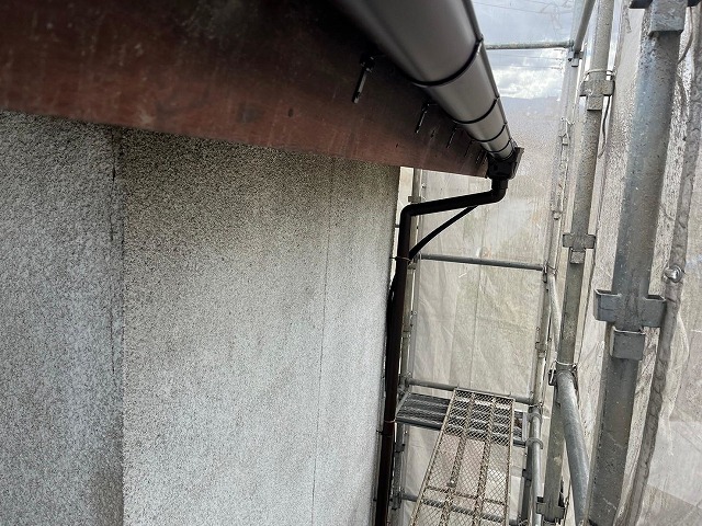 南アルプス市で竪樋を外壁に固定する様子（竪樋金具）