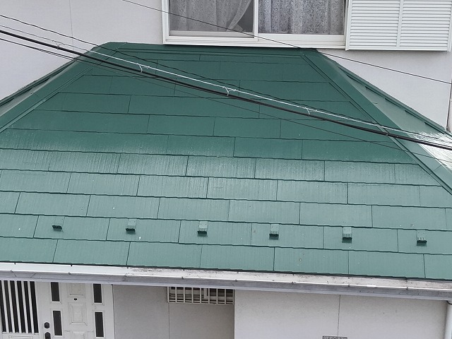 甲府市でコロニアル屋根（下屋根）の雪止めを塗装する様子