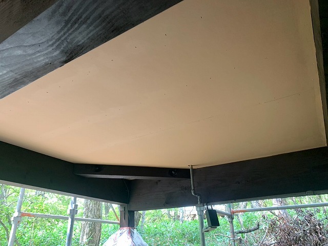 八ヶ岳高原海の口自然郷の別荘でケイカル板上張り・塗装が完了した床下